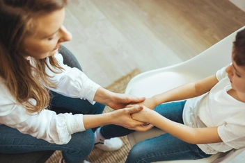 «Боюсь, что бывший муж похитит сына, поэтому разрешаю им общаться только по интернету»