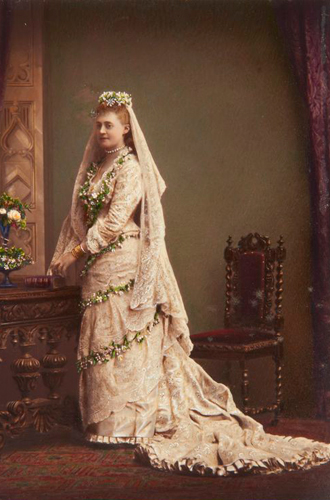 Фредерика Ганноверская и барон Луитберт фон Павел-РаммингенНемецкая принцесса приходилась родственницей королю Георгу III, а, следовательно, в Англии Фредерика также носила титул принцессы с обращением «Ваше Высочество». После аннексии ее родного Ганновера Пруссией девушка несколько раз гостила в Соединенном Королевстве. Сватались к ней многие принцы, но сама она была без памяти влюблена в немецкого барона фон Павел-Раммингена, который позднее принял британское подданство. Влюбленные поженились в капелле Св. Георгия 24 апреля 1880 года.