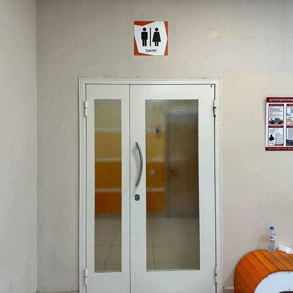 Вход в оранжевый туалет | Источник: Илья Константинов / 14.RU