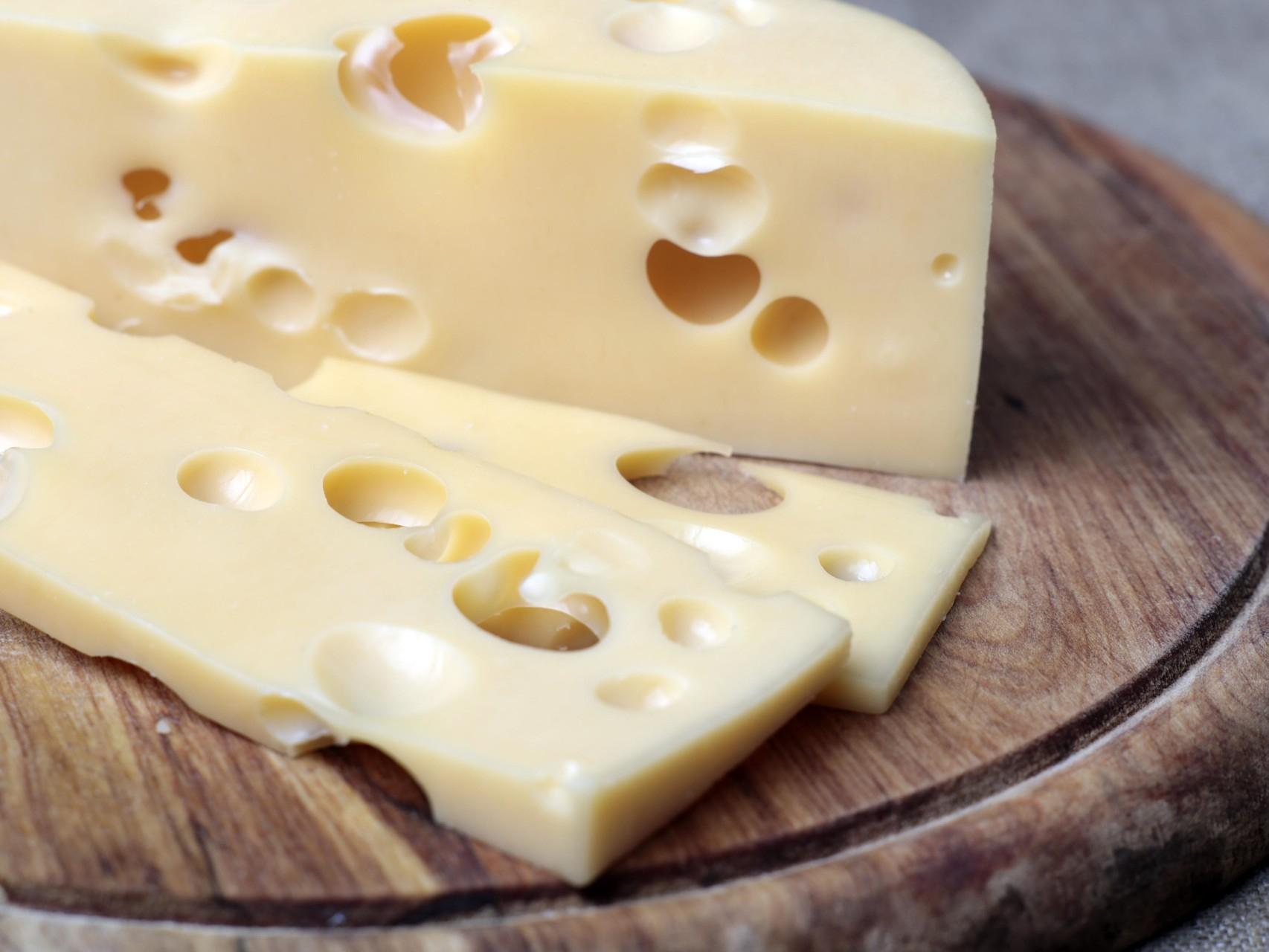 Сыр з дырочками. Швейцарский сыр Эмменталь. Королевский сыр Эмменталь. Сыр с дырочками. Дырки в сыре.