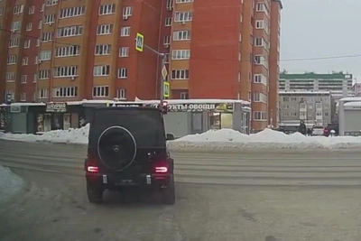 Гелендваген с московскими номерами проехал по встречке в Новосибирске