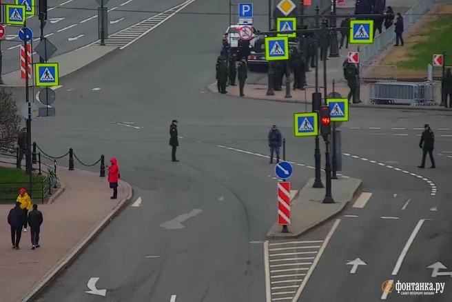 Дворцовый мост перекрыт. Идет генрепетиция парада в честь Дня Победы | Источник: видовая камера «Фонтанки»
