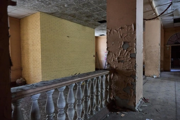 А вообще бывшее величие здания ощущается даже и в таком состоянии | Источник: Александр Ощепков / NGS.RU