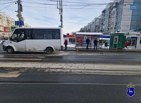 Пенсионер переходил дорогу по «зебре», но оказался под колесами маршрутки | Источник: ГУ МВД России по Самарской области / МАХ