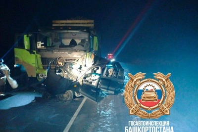 В Башкирии на трассе столкнулись легковушка и грузовик