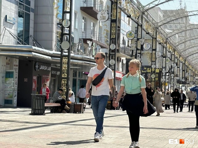 Екатеринбуржцы сбросили куртки | Источник: Дарья Катулевская / E1.RU