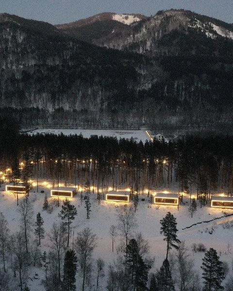 Зимой огромная территория в 16 гектаров превращается в отдельную вселенную | Источник: Pinewood resort &amp; spa&nbsp;