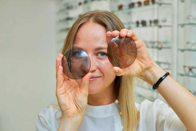 В салоне оптики на 1-м этаже клиники «Глаз» представлено 8 известных марок фотохромных линз стоимостью от 7700 рублей за пару | Источник: клиника микрохирургии «Глаз» им. Святослава Федорова