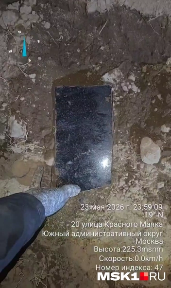 Жительница также нашла множество фрагментов, похожих на могильные плиты | Источник: читатель MSK1.RU