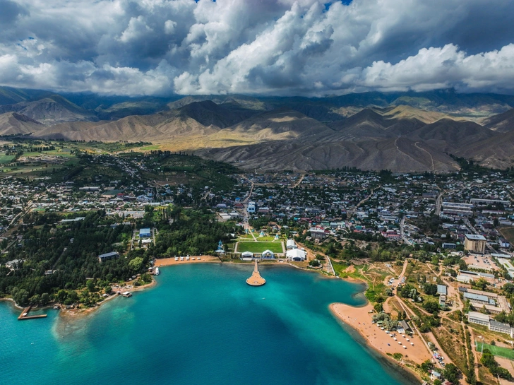 Вид на берег озера Иссык-Куль в районе города Чолпон-Ата | Источник: Shutterstock/Fotodom.ru