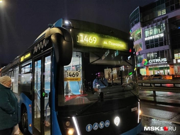Столичный автобус на остановке | Источник: Михаил Мечев / MSK1.RU