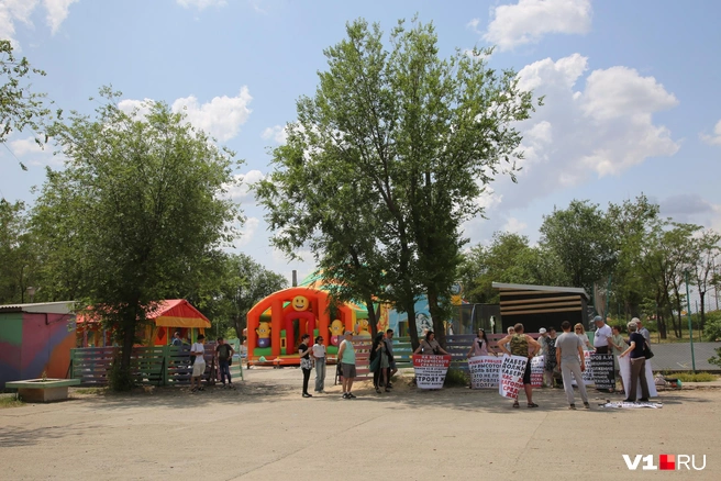 Митингующие собрались в тени дерева у детской площадки в парке «Русь» | Источник: Константин Завриков / V1.RU