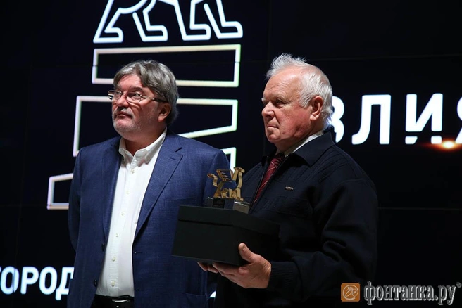 Андрей Константинов и смотритель орудия Петропавловской крепости, командир артиллерийского расчета Юрий Ивлиев