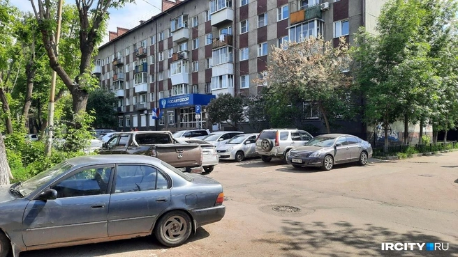 Машин тут действительно много, в основном у Росавтодора | Источник: Виктор Лучкин / «ИрСити»