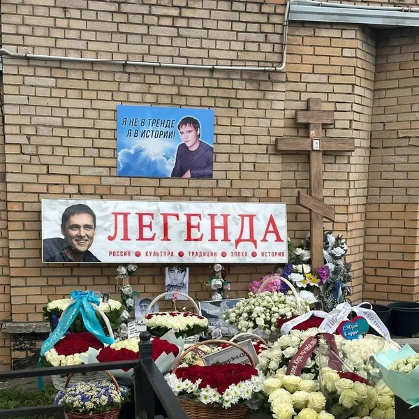 «Я не в тренде, я в истории». Толпы поклонников усыпали белыми розами могилу Юры Шатунова | Источник: Индира Лебедева / StarHit