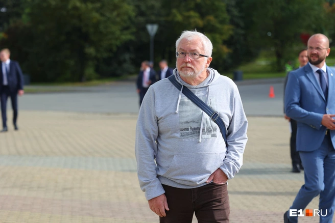 Депутат гордумы Екатеринбурга Константин Киселев пришел не в парадном  | Источник: Владислав Лоншаков / E1.RU