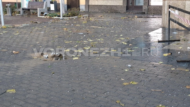 В центре Воронежа после атаки осколки стекла и оцепление | Источник: Алёна Воропаева / Voronezh1.ru