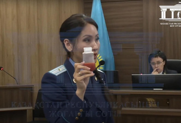 Прокурор Айжан Аймаганова в суде показала объем гематомы, от которой погибла Салтанат Нукенова