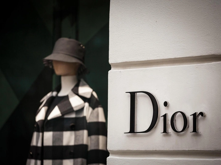 Dior в Китае незаконно передавал данные клиентов: обнародованы имена, траты и адреса | marieclaire.ru