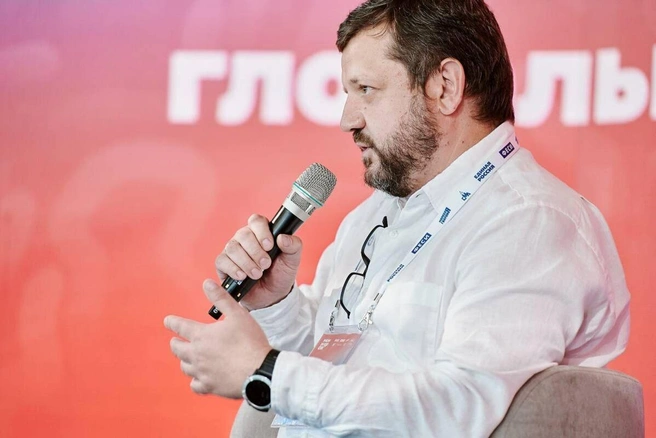 Подпись к этому фото на сайте ЕР такова: «Андрей Парфёнов: „Единая Россия“ поддерживает отношения с разными общественными организациями и объединениями»  | Источник: er.ru