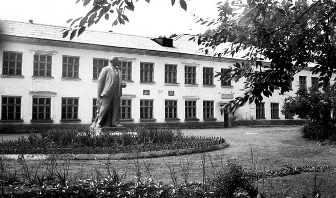 Школа на улице Маркшейдерской продолжает работать. Только уже без памятника Ленину | Источник: Новокузнецкий краеведческий музей / vk.com