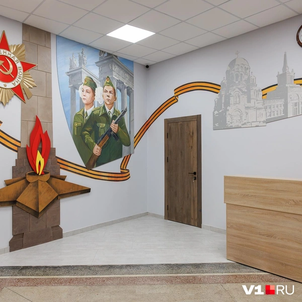 Стену перед входом украсили соответствующими для почетного караула иллюстрациями | Источник: Алексей Волхонский / V1.RU