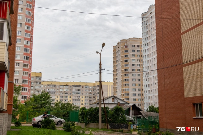 Частный дом, окруженный многоэтажками&nbsp;здесь норма | Источник: Кирилл Поверинов / 76.RU
