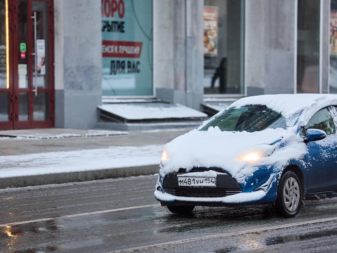 Водителям снова придётся привыкать очищать машины от снега. | Источник: Александр Ощепков / NGS.RU