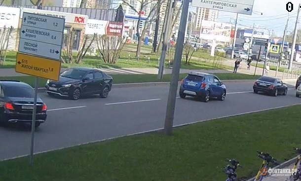 Камера сняла, как встретились Mercedes и смольнинская LADA у «Европолиса» | Источник: «Фонтанка.ру»