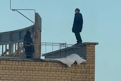 Тюменские подростки гуляли по краю крыши многоэтажки