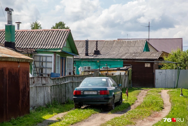 Жительница одного из частных домов на улице Штрауса, Ирина, отметила в беседе с 76.RU, что в последние годы они с семьей боятся вкладываться в жилье. Ремонт нужен, но какой смысл тратить последние деньги на благоустройство, если завтра этого дома может уже не быть | Источник: Кирилл Поверинов / 76.RU