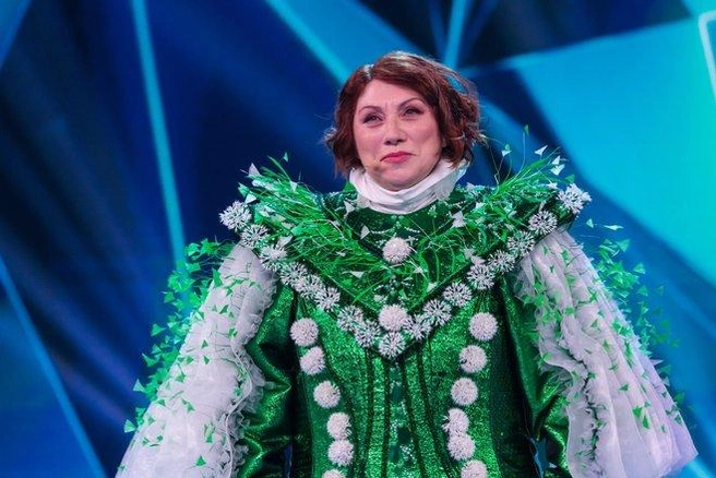 В феврале 2026 года Розы Сябитова вышла на сцену музыкального шоу «Маска», но даже в образе Одуванчика ее характерную манеру исполнения смогли угадать ведущие | Источник: кадр из шоу «Маска», телеканал НТВ, 2026 год