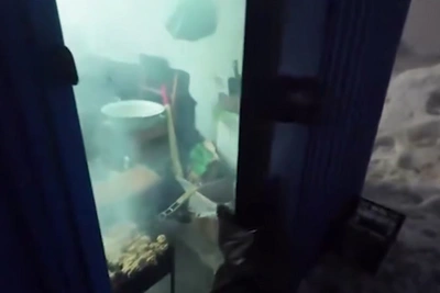 Пожарные застали мужчину за жаркой шашлыка в киоске