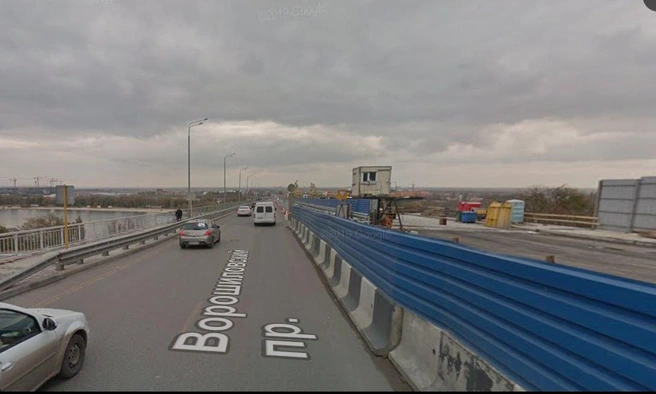 Тоже Ворошиловский мост, частично закрытый | Источник: Google Maps