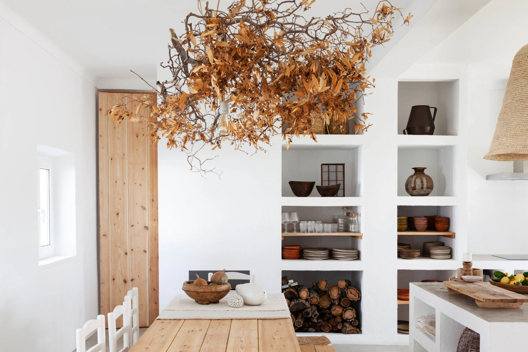 Роль абажура над кухонным столом выполняет композиция из веток с засохшими листьями. | Источник: Санда Вукович (Sanda Vuckovic)