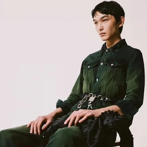 Казахстанец Али Данияров снялся для Simone Rocha, осень 2025