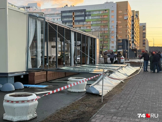 Порывом ветра полностью вырвало остекление летника | Источник: читатель 74.RU