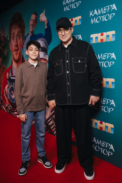 Мартиросян с сыном-подростком, Жуков с картонной копией, Канделаки в сапогах-чулках: премьера «Камера Мотор»