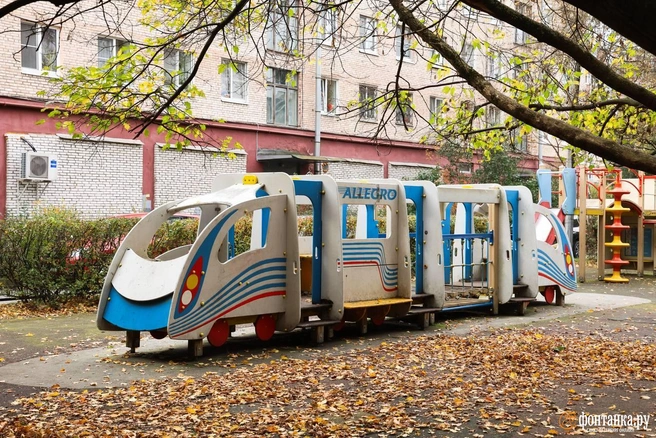 В Петербурге есть детская площадка с поездом «Аллегро» | Источник: Марина Мамонтова / FONTANKA.RU