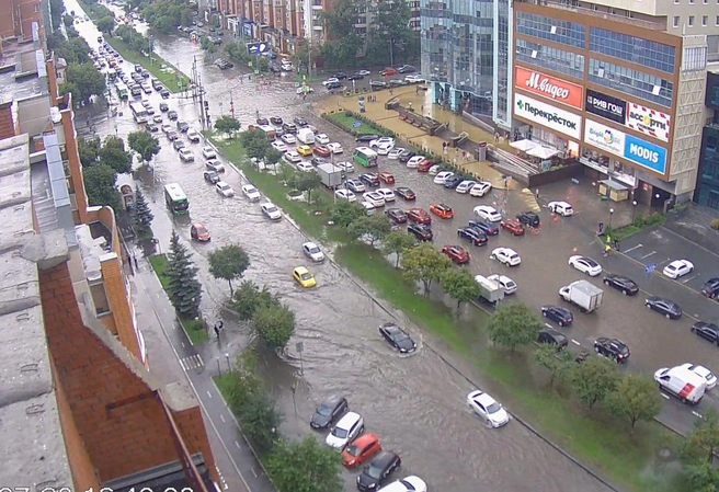 У «Магеллана» водителям пришлось нелегко. Да и пешеходом приходилось перебираться через дорогу вплавь | Источник: читатель 72.RU