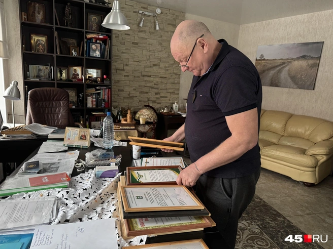 Александр показывает многочисленные грамоты | Источник: Юлия Король 