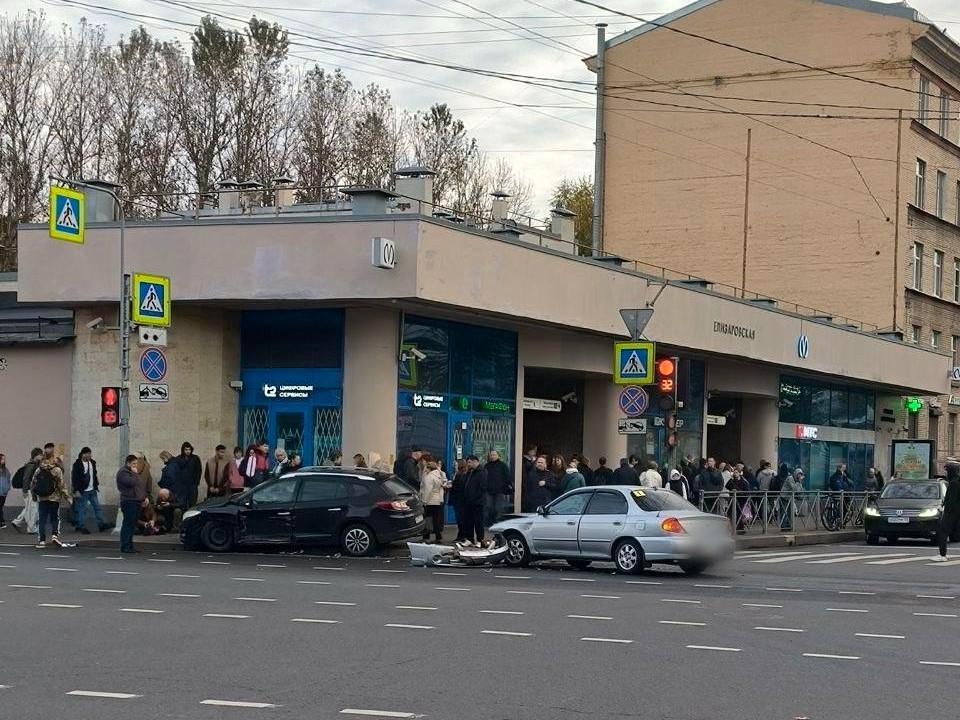 ДТП у метро «Елизаровская»: двое в больнице