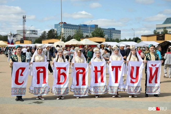 Яркие национальные костюмы радуют глаз | Источник: Анастасия Шевякова / 86.RU