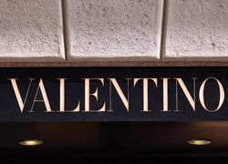 Valentino передали под управление суда за жестокое обращение с работниками