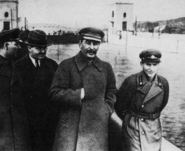 Николай Ежов со Сталиным и Вячеславом Молотовым на канале Волга-Дон, подправлено. Ежов удален с изображения после великой чистки. Лица и фон высветлены. Сталин в центре, Молотов слева, Ежов справа | Источник: Wikimedia Commons