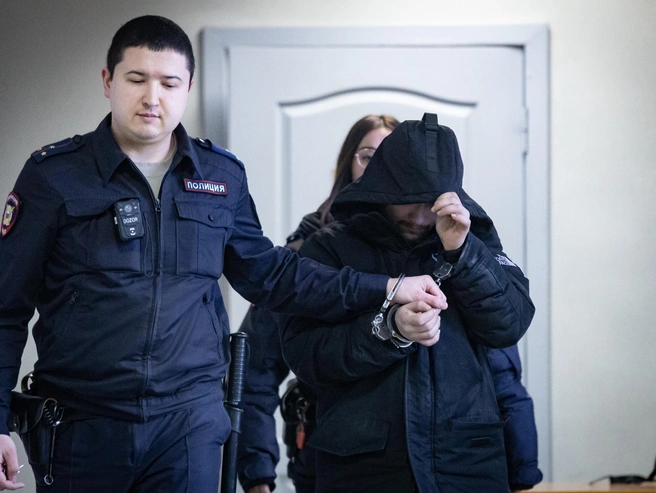 Эдуард Шафиков скрывал лицо под длинным черным капюшоном. | Источник: Владислав Лоншаков / E1.RU