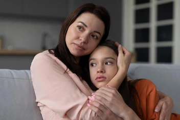 «12-летняя дочка причиняет себе боль. Пообещала не вести ее к психологу. Как ей помочь?»