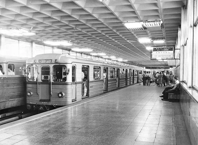 С 1968 года для ленинградского метро начали выпускать специализированные вагоны «Ем». Их двери располагались симметрично и оснащались системой сигнализации, блокировавшей движение поезда при любой открытой створке. | Источник: ГУП «Петербургский метрополитен»