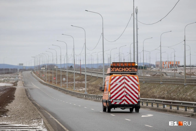 Автомобиль аварийного комиссара оборудован яркой световой панелью, которую отлично видно издалека и ночью, и днем | Источник: Владислав Лоншаков / E1.RU