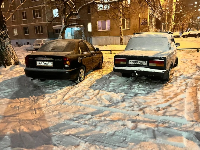 К вопросу о снеге: на первый взгляд, распознать на этом участке газон трудно, но по дальнему краю со стороны проезда видно ограждение, что само по себе исключает парковку таким образом. Тем более местные жители прекрасно знают, где во дворе газоны | Источник: читатель 74.RU